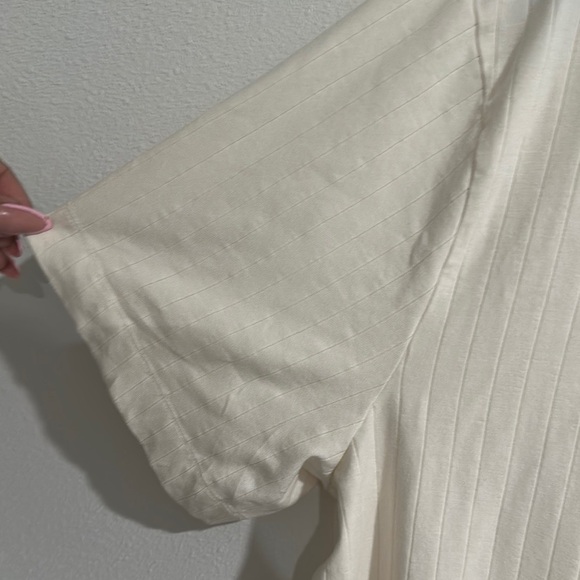 H&M Cream Short Sleeve‎ Tee - Picture 3 of 5